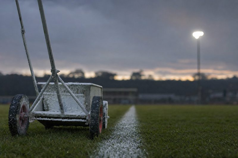 Un tracciatore per le righe del campo su un prato al crepuscolo – immagine generata con AI.