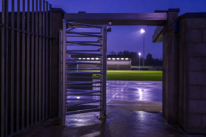 Un tornello d’ingresso allo stadio al crepuscolo – immagine generata con AI.